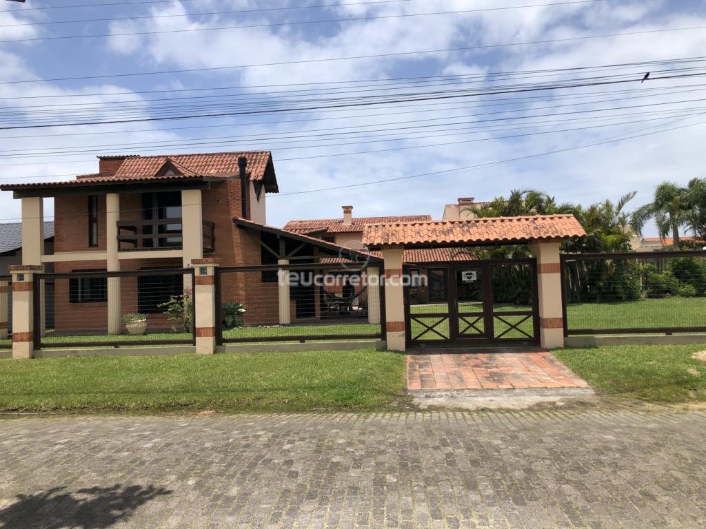 Casas / Sobrados 4 Dorm.
