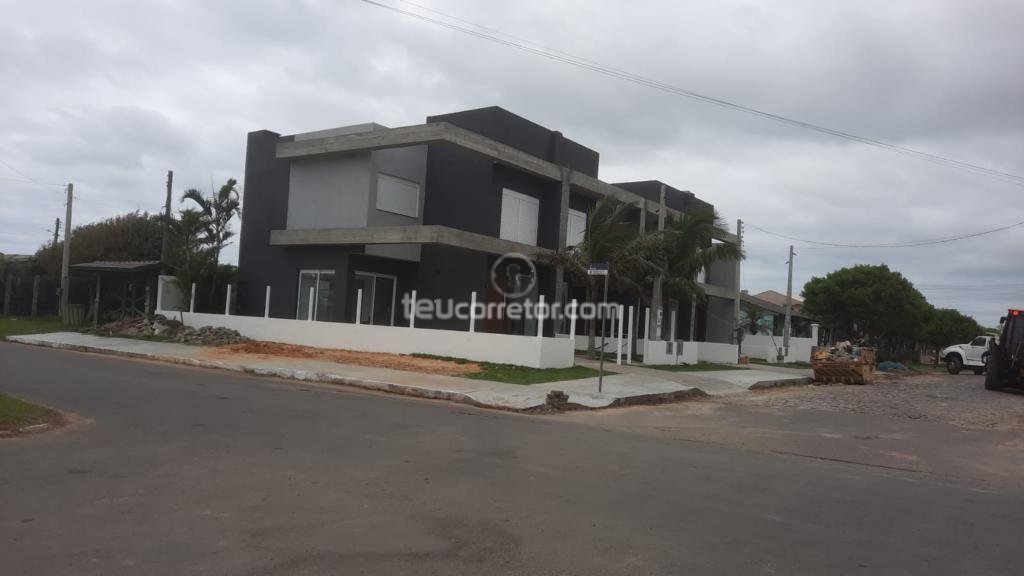 Casas / Sobrados 3 Dorm.