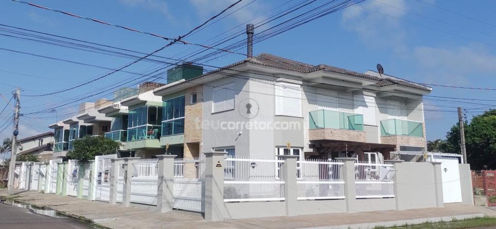 Casas / Sobrados 3 Dorm.