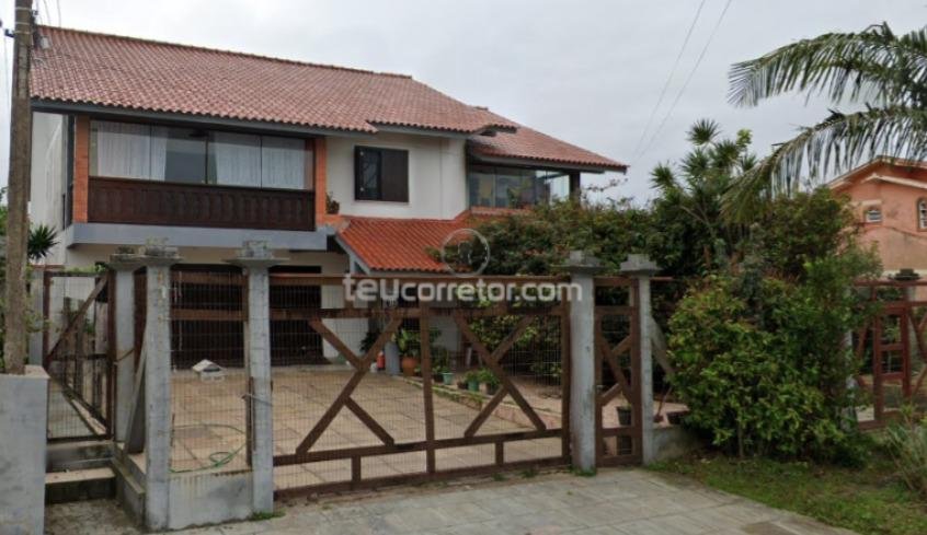 Casas / Sobrados 4 Dorm.