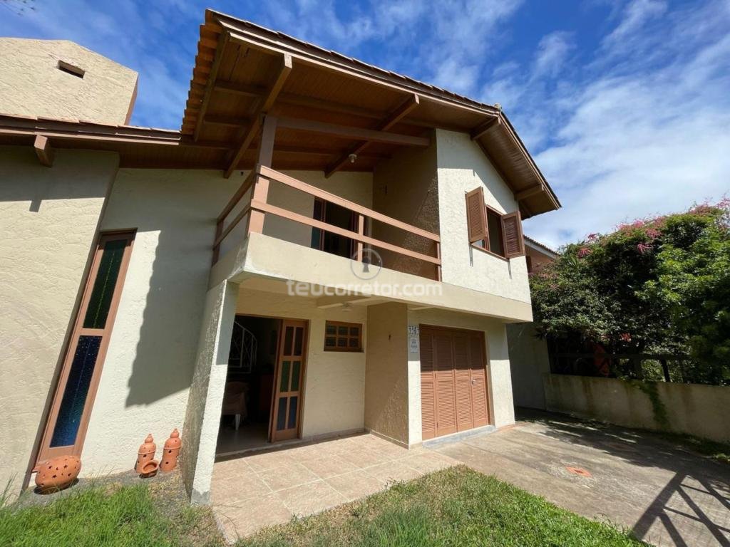 Casas / Sobrados 4 Dorm.