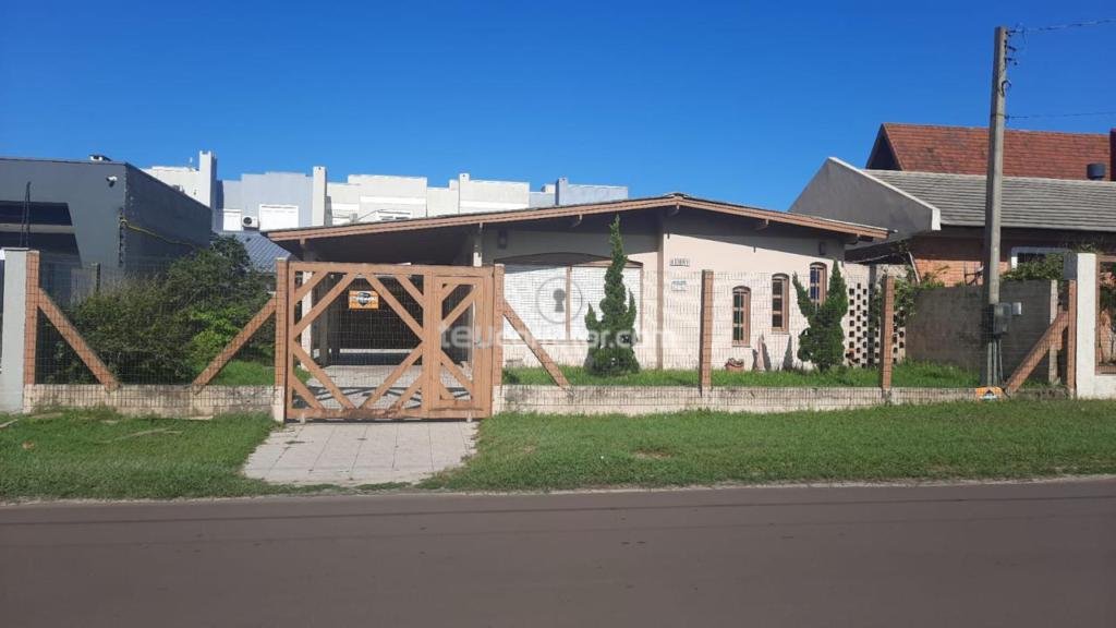 Casas / Sobrados 4 Dorm.
