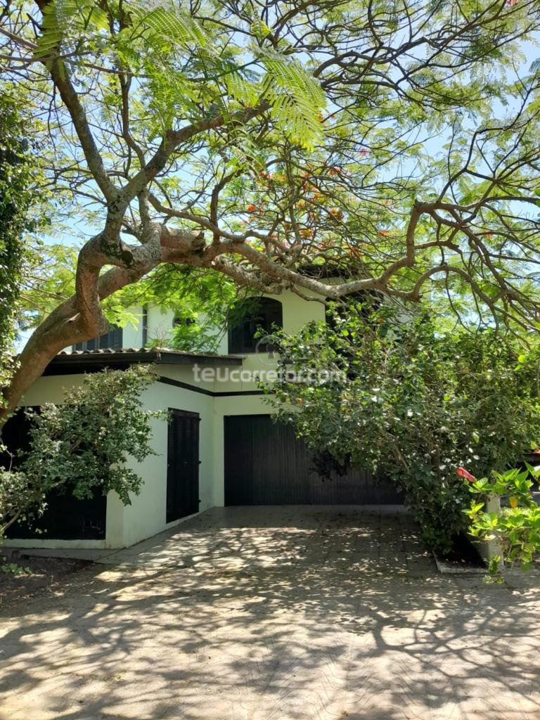 Casas / Sobrados 4 Dorm.