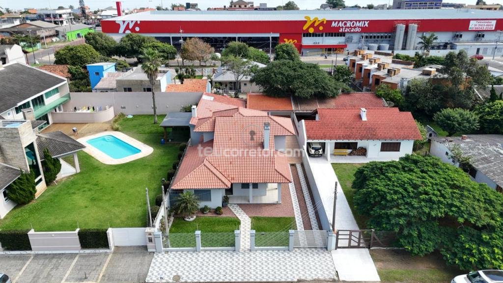Casas / Sobrados 4 Dorm.