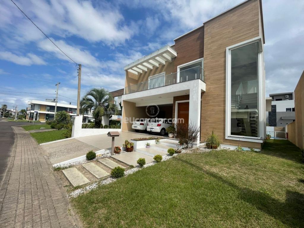 Casas / Sobrados 4 Dorm.